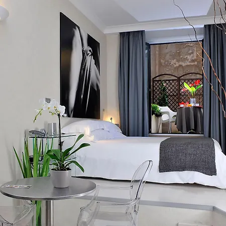 Pantheon Hotel 2*
