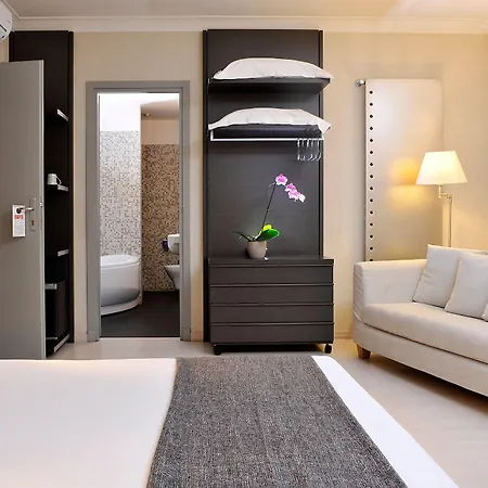 Pantheon Hotel 2*